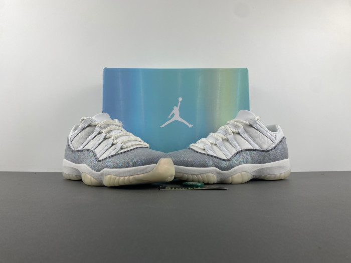 Air Jordan 11 Low 2025 HQ7000-001