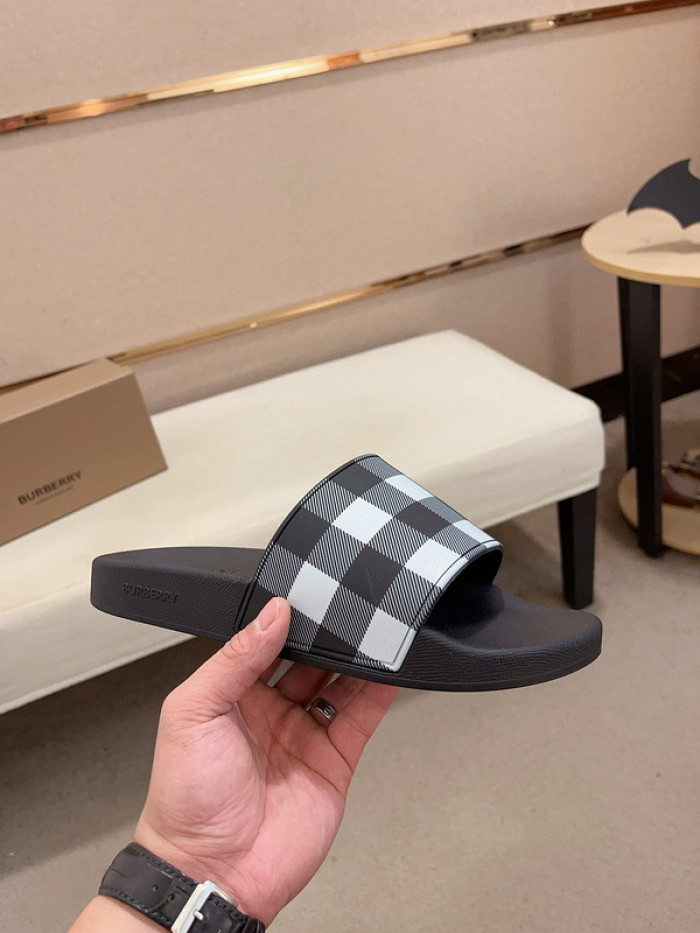 BURBERRY SLIDES
