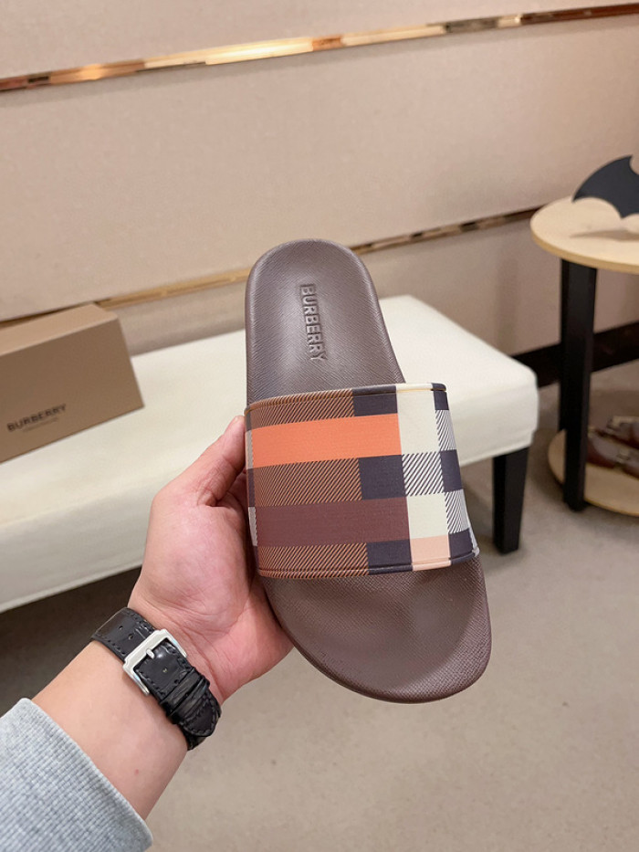 BURBERRY SLIDES