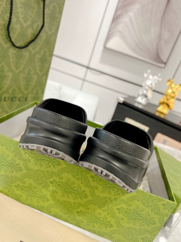 Gv*c* SANDAL